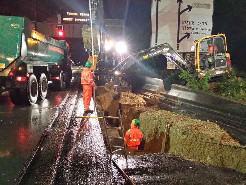 Travaux de réhabilitation / mise en conformité du réseau d’eau potable et d’assainissement du tunnel de Fourvière, avec des contraintes de travail de nuit en milieu confiné.