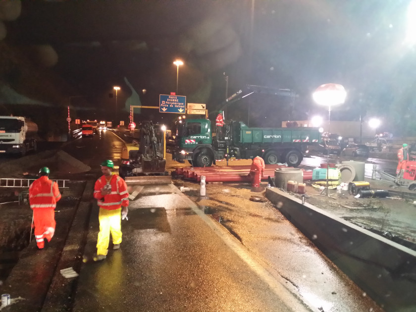 Travaux de réhabilitation / mise en conformité du réseau d’eau potable et d’assainissement du tunnel de Fourvière, avec des contraintes de travail de nuit en milieu confiné.